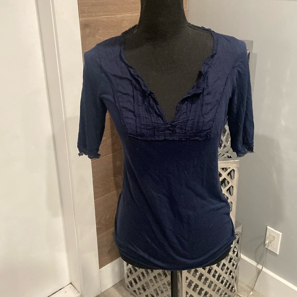 Key piece distressed 3/4 sleeve top